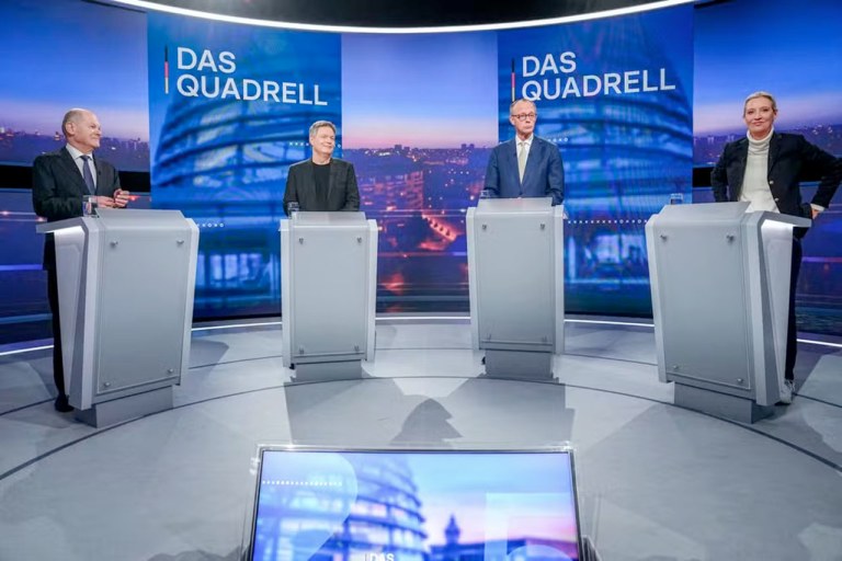 O chanceler do Partido Social Democrata (SPD), Olaf Scholz, o ministro alemão da Economia e do Clima, Robert Habeck, o candidato conservador a chanceler e líder do partido União Democrata Cristã (CDU), Friedrich Merz, e a colíder do partido Alternativa para a Alemanha (AfD), Alice Weidel, no programa de TV 'Quadrell' da RTL e NTV em Berlim