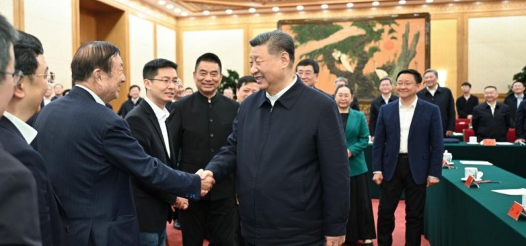 Xi Jinping, secretário-geral do Comitê Central do Partido Comunista da China, conversa com representantes de empresários privados em Pequim