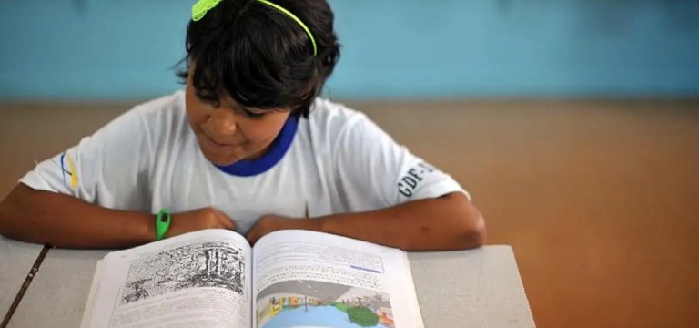 Estudante em sala de aula