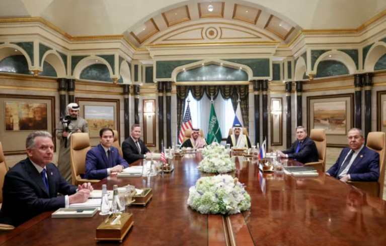 Delegações dos EUA e Rússia se reúnem em Riad para restaurar relacionamento
