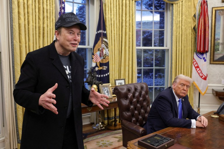 Elon Musk fala ao lado do presidente dos EUA, Donald Trump, no Salão Oval da Casa Branca em Washington, D.C., EUA
11/02/2025