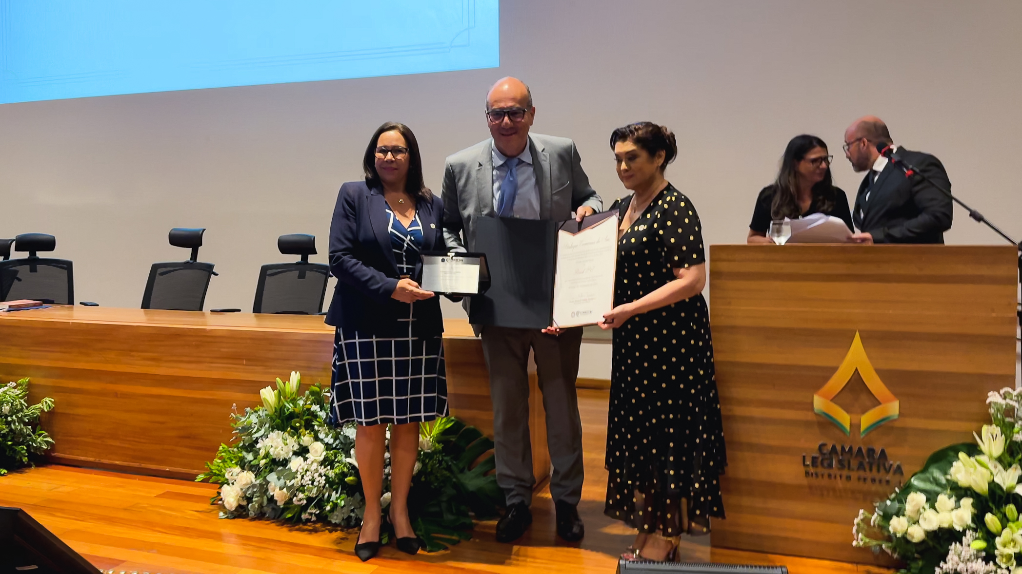 Leonardo Attuch recebe prêmio do Cofecon em nome do Brasil 247