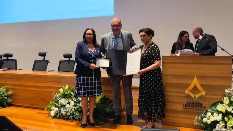 Leonardo Attuch recebe prêmio do Cofecon em nome do Brasil 247