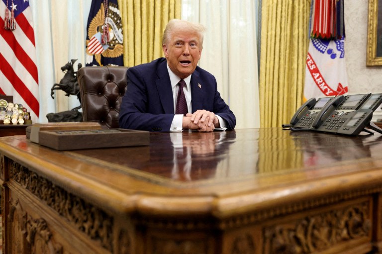 Presidente dos EUA, Donald Trump, no Salão Oval da Casa Branca, em Washington - 23/01/2025