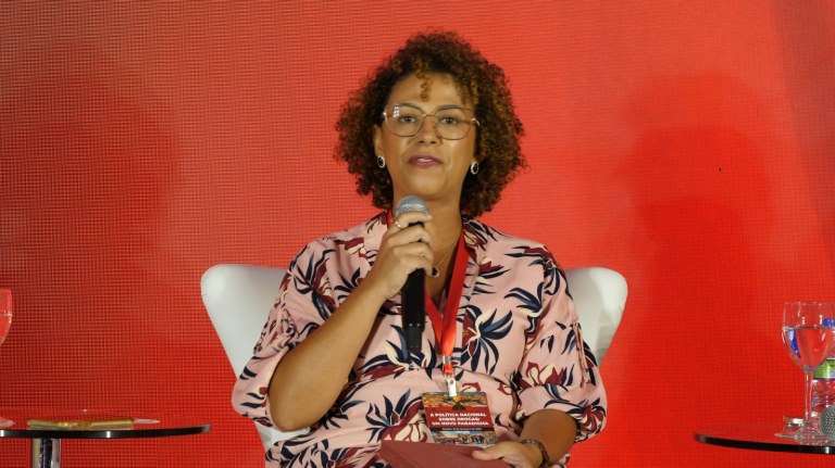 Coordenadora de Justiça Ético-Racial da Secretaria Nacional de Políticas sobre Drogas e Gestão de Ativos (Senad) do Ministério da Justiça e Segurança Pública (MJSP), Lívia Casseres, fala no painel "O Combate ao Racismo e ao Encarceramento em Massa", durante o evento "A Política Nacional sobre Drogas: Um Novo Paradigma", realizado pelo Brasil 247, TV 247 e Consultor Jurídico, com apoio do grupo Prerrogativas - Brasília (DF) - 18/02/2025
