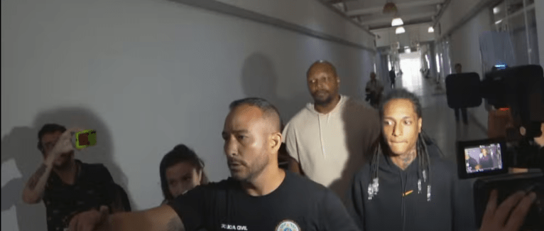Rapper na chegada à Cidade da Polícia, na Zona Norte do Rio