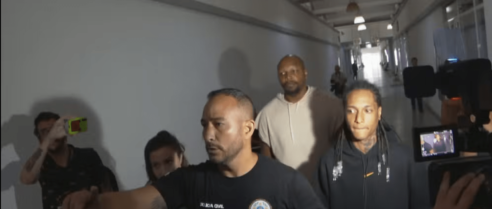 Rapper na chegada à Cidade da Polícia, na Zona Norte do Rio