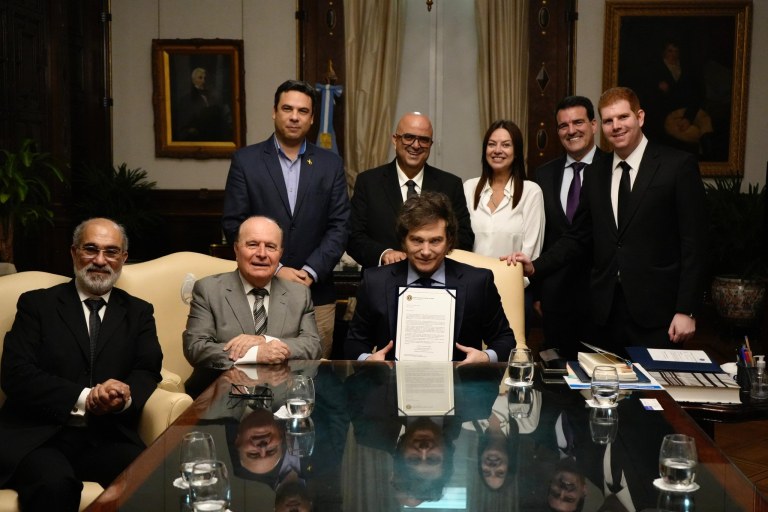 Javier Milei recebe a Ordem dos Economistas do Brasil (OEB) na Casa Rosada