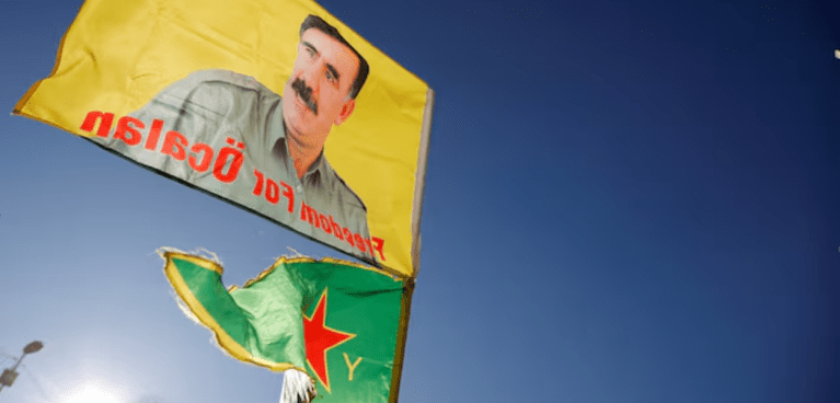 Manifestantes com a bandeira do PKK