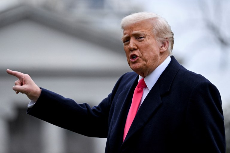 Presidente dos EUA, Donald Trump, fala com repórteres, em Washington - 22/02/2025
