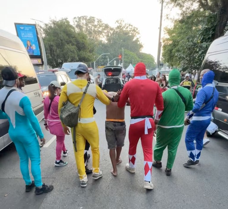 Policiais civis fantasiados de Power Rangers em SP