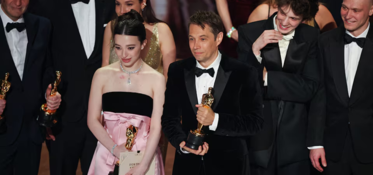 Sean Baker ao lado de Mikey Madison após "Anora" ganhar o Oscar de Melhor Filme