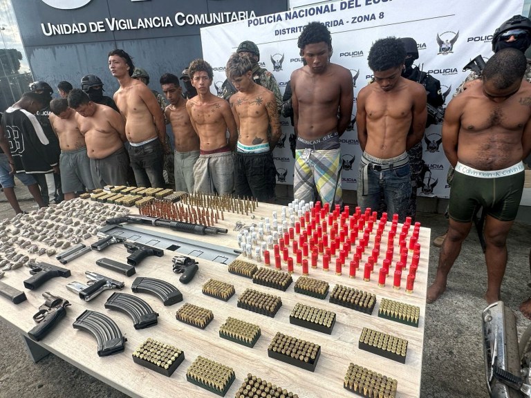Foto de distribuição divulada mostra indivíduos detidos durante uma operação policial após confrontos de gangues em Guayaquil, Equador
07/03/2025