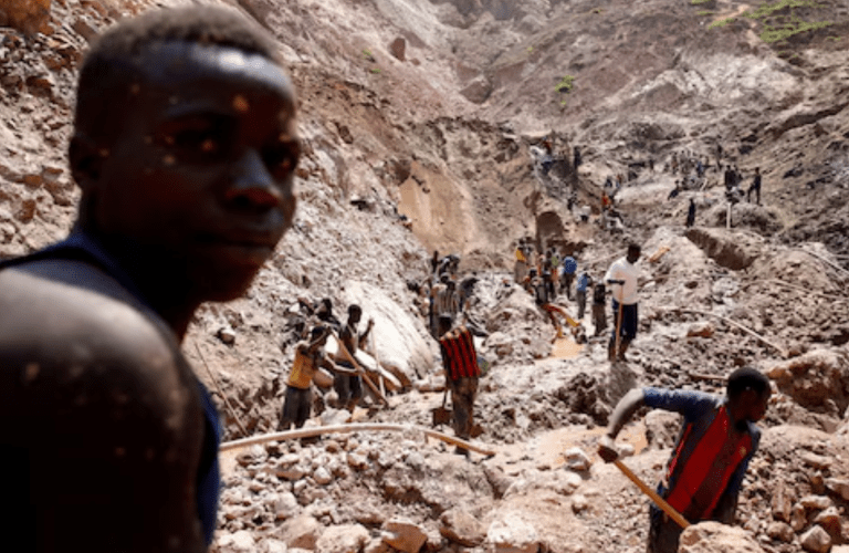 Trabalhadores em um poço aberto da mina de coltan SMB perto da cidade de Rubaya, no leste da República Democrática do Congo, em 13 de agosto de 2019