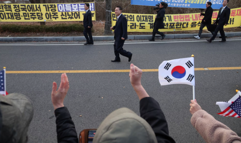 Yoon Suk Yeol caminha do lado de fora do centro de detenção de Seul após sua libertação, em Uiwang, Coreia do Sul, em 8 de março de 2025