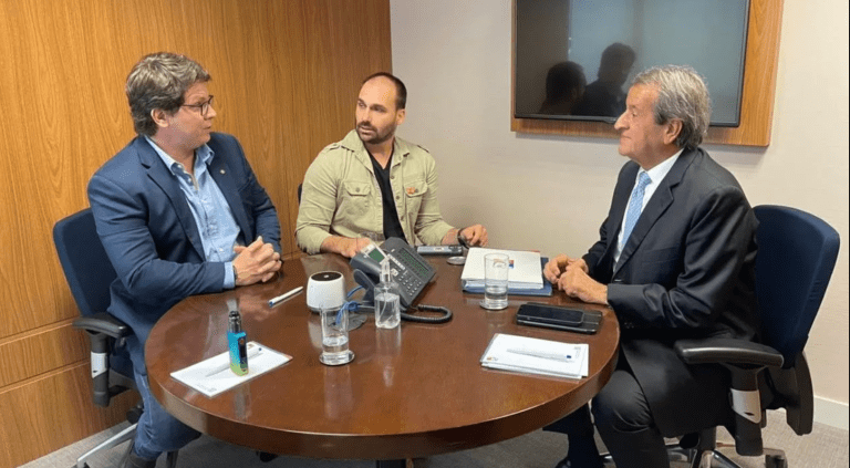 Mário Frias, Eduardo Bolsonaro e Valdemar Costa Neto