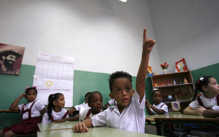 Jovem estudante cubano