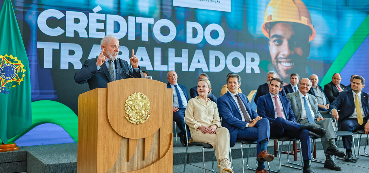 Lula e autoridades em evento no Palácio do Planalto