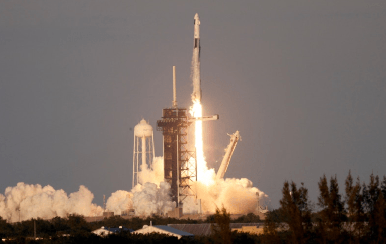 O foguete Falcon 9 da SpaceX decola, transportando os astronautas da Crew-10 da NASA em Cabo Canaveral, Flórida, EUA, em 14 de março de 2025