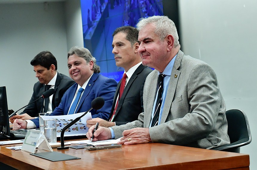 O relator do Orçamento, Angelo Coronel (D), e o presidente da CMO, deputado Júlio Arcoverde (2° à esq.)