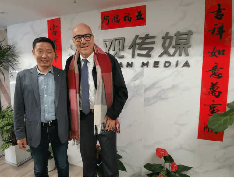 He Shenquan e Leonardo Attuch formalizam aliança em Xangai