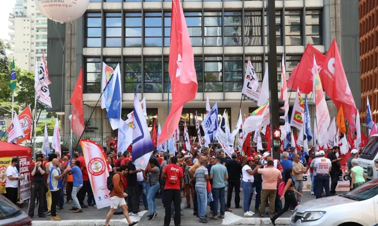 Centrais sindicais promoveram nesta terça-feira (18) um protesto em diversas cidades do país pedindo a redução da taxa básica de juros (Selic)