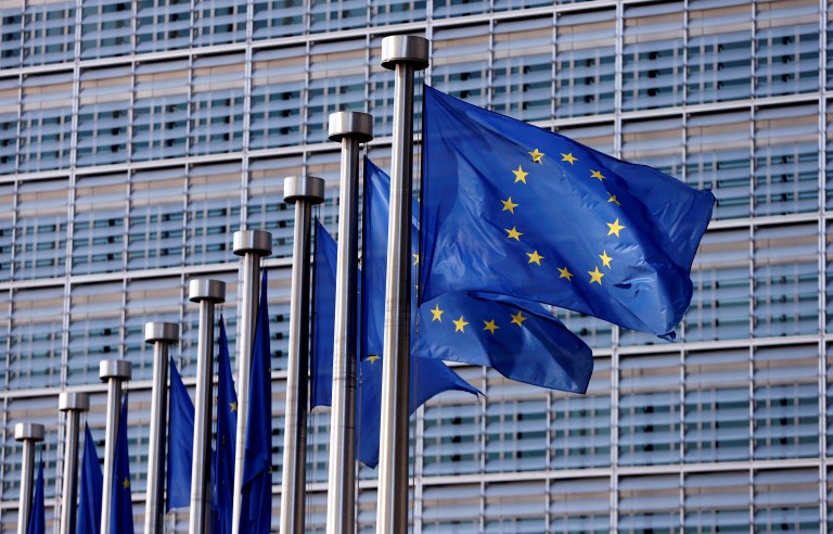 Bandeiras da UE na sede da Comissão Europeia em Bruxelas - 20/04/2016