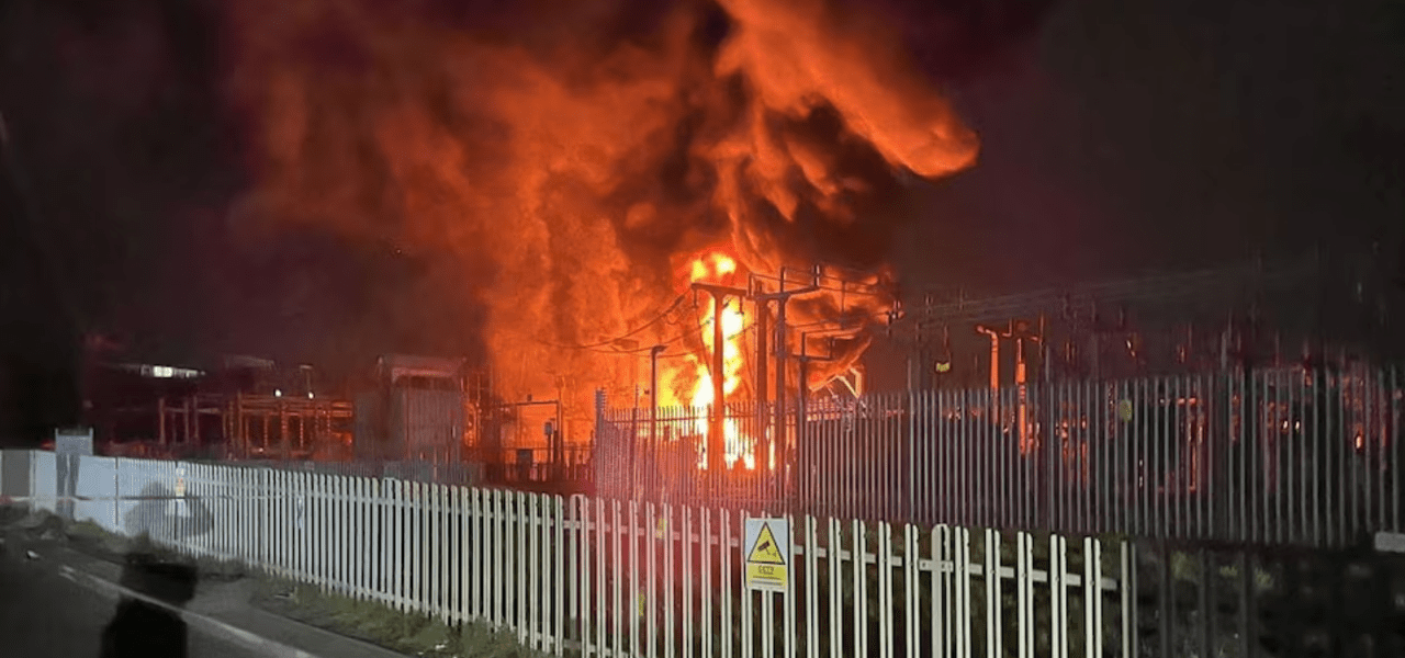 Incêndio na Subestação de Eletricidade North Hyde em Hayes, Grã-Bretanha