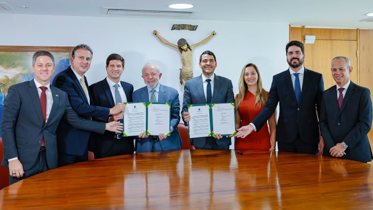 Presidente da República, Luiz Inácio Lula da Silva, durante assinatura de acordo do FUNDEF com a Prefeitura de Recife. Palácio do Planalto, Brasília - DF