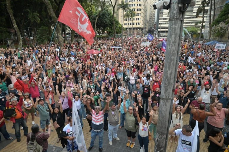 Professores de SP aprovam greve de 24 horas e cobram negociação do governo