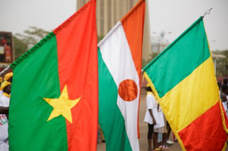 Bandeiras de Burkina Faso, Níger e Mali são vistas durante uma manifestação convocada pela Junta do Mali para apoiar sua decisão de deixar o bloco regional da Comunidade Econômica dos Estados da África Ocidental ''CEDEAO'', em Bamako, Mali, em 1º de fevereiro de 2024