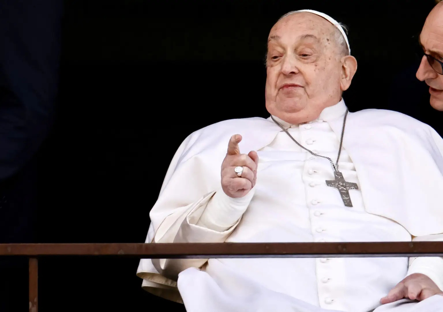 Papa Francisco recebe alta médica e deixa hospital em Roma