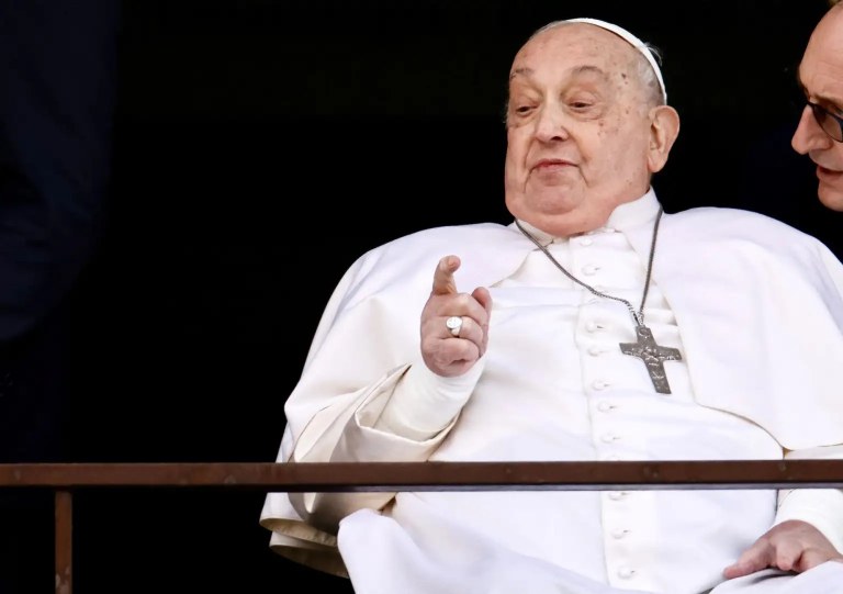 Papa Francisco recebe alta médica e deixa hospital em Roma