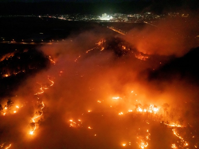 Fumaça e chamas sobem de um incêndio florestal em Andong, Coreia do Sul - 25/03/2025