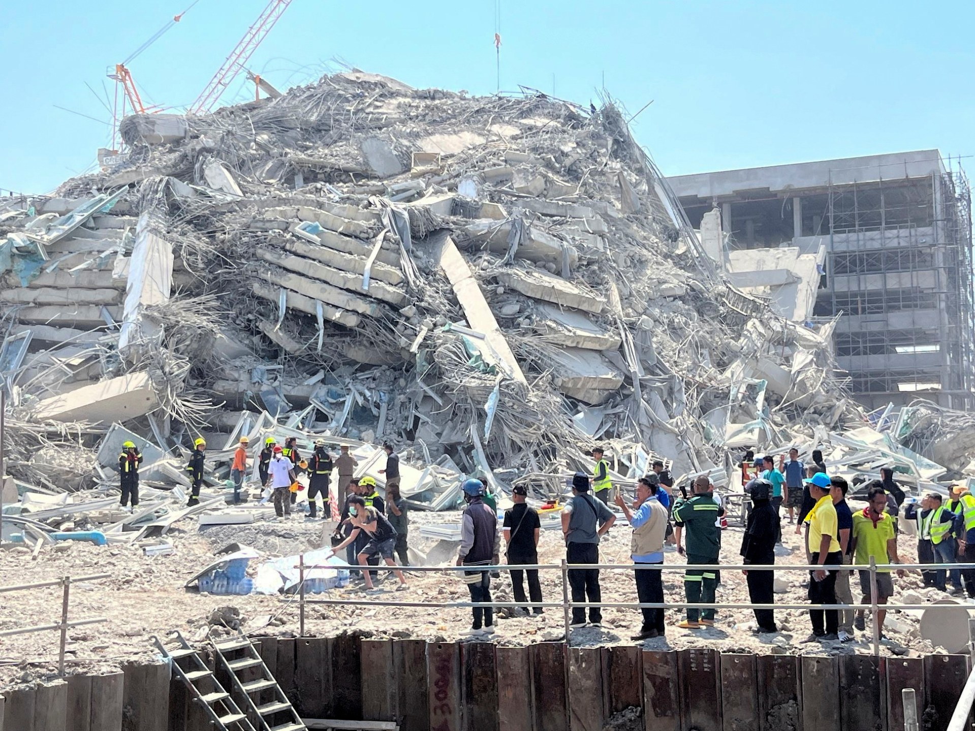 Equipes de resgate trabalham em meio a escombros de prédio em Bangcoc após terremoto
28/03/2025