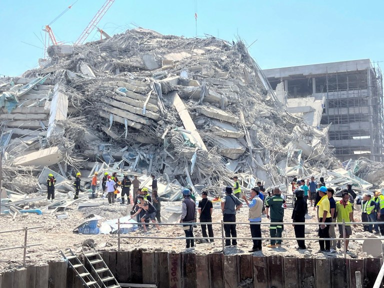 Equipes de resgate trabalham em meio a escombros de prédio em Bangcoc após terremoto
28/03/2025