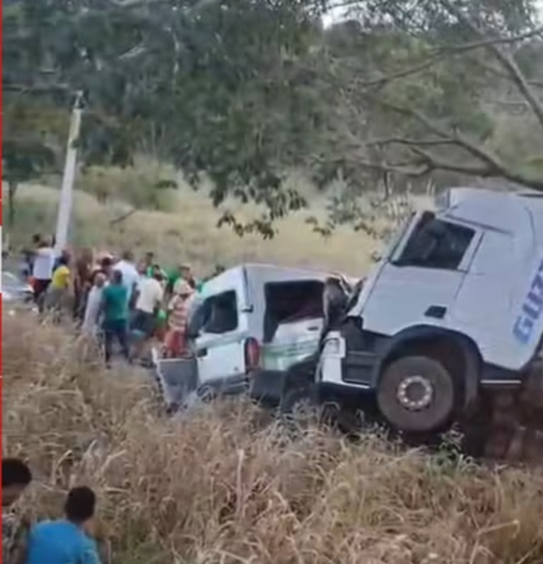 Ao menos nove pessoas morrem após batida entre van e carreta na Bahia