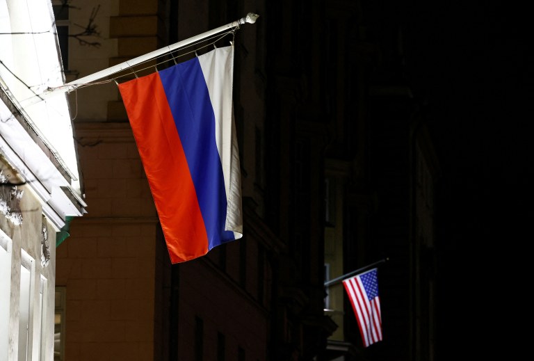 Bandeiras da Rússia e dos EUA na Embaixada dos EUA em Moscou - 18/3/2025