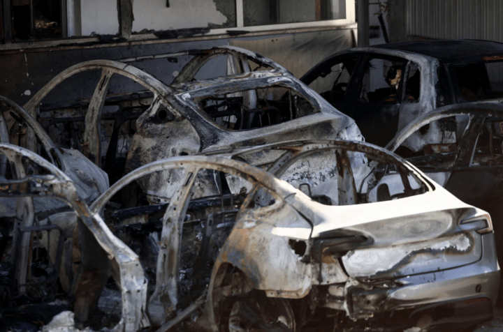 Veículos Tesla carbonizados após um incêndio em uma concessionária Tesla que destruiu veículos, em Roma, Itália, em 31 de março de 2025.