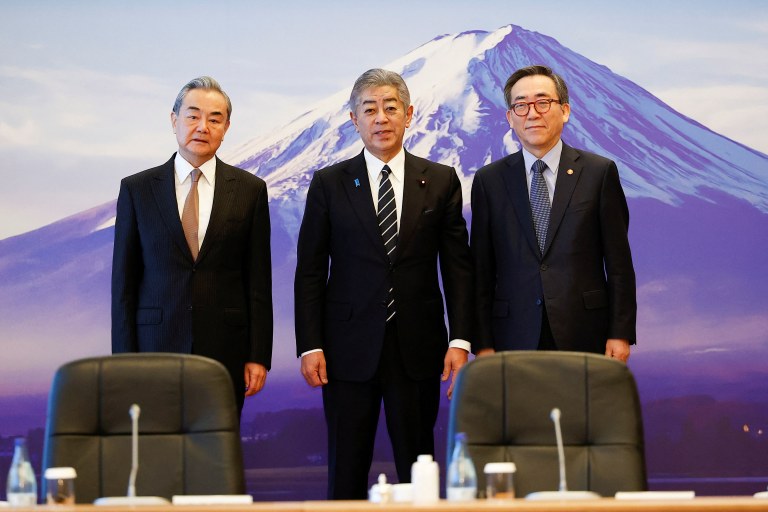 Wang Yi, Takeshi Iwaya e Cho Tae-yul em Tóquio
 22/3/2025