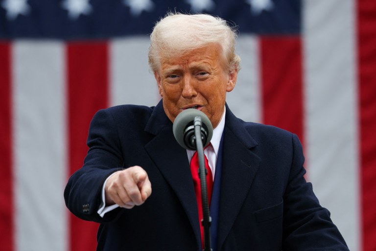 Trump faz comentários sobre tarifas na Casa Branca
02/04/2025