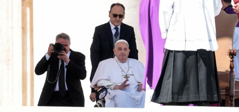 Papa Francisco reaparece após seu retorno ao Vaticano