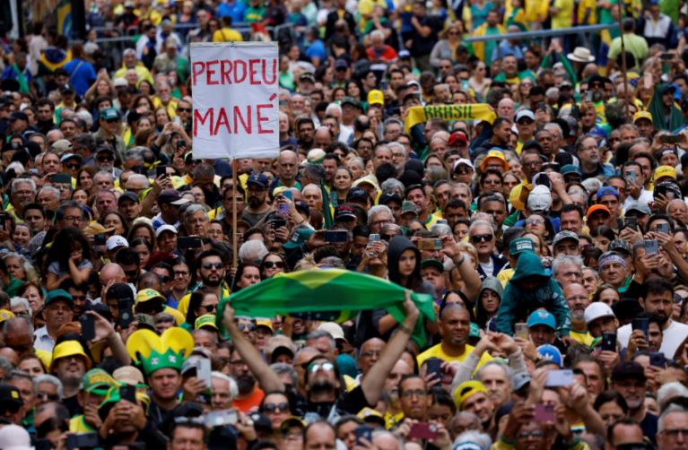 Apoiadores de Jair Bolsonaro se reúnem no dia de uma manifestação contra o processo judicial de Bolsonaro e para exigir a anistia de todos os acusados ​​de participar da conspiração para derrubar o governo, em São Paulo-SP, Brasil, 6 de abril de 2025