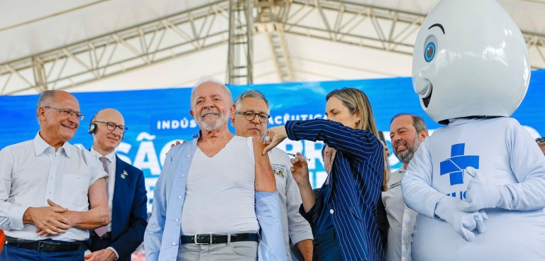 Dando inicio a campanha nacional de Vacinação contra influenza o Ministro de Estado e da Saúde, Alexandre Padilha, e a médica do Presidente Dra. Ana Helena Germoglio realizam a vacina no Presidente da República, Luiz Inácio Lula da Silva e no Vice-Presidente da República, Geraldo Alckmim, durante a visita e cerimônia de inauguração da Fábrica da Novo Nordisk.Fábrica da Novo Nordisk, Montes Claros - MG.Foto: Ricardo Stuckert / PR