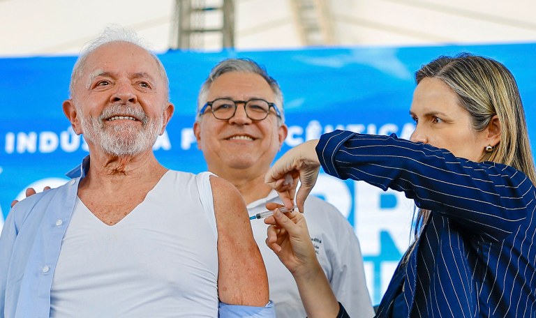 O presidente Lula recebeu  a vacina contra influenza durante a visita e cerimônia de inauguração da Fábrica da Novo Nordisk.