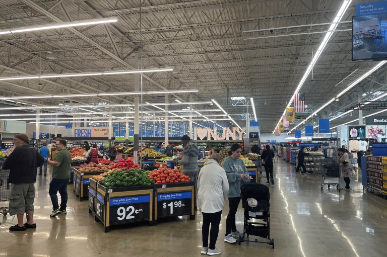 Consumidores fazem compras em loja do Walmart em Secaucus, no Estado norte-americano de Nova Jersey
03/04/2025 REUTERS/Siddharth Cavale