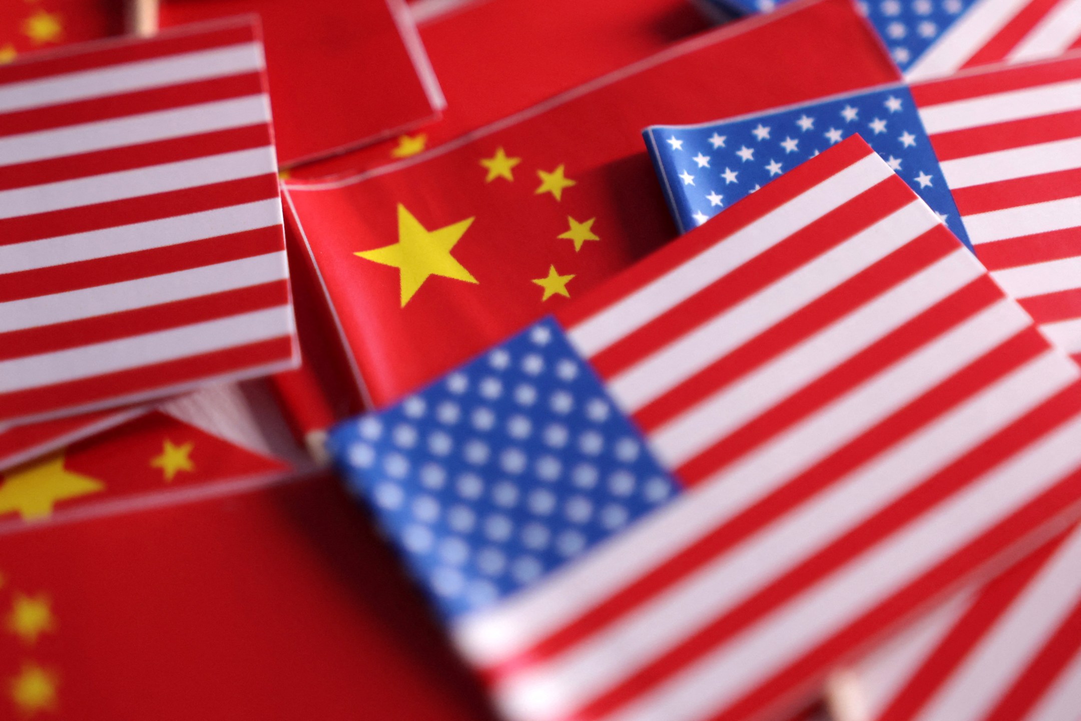 Imagem ilustrativa de bandeiras da China e dos EUA - 20/03/2025