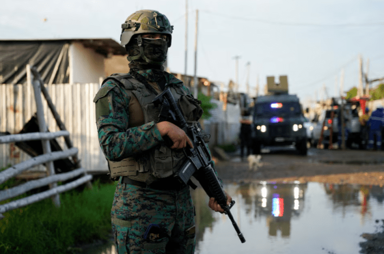 Forças de segurança do Equador em ação policial