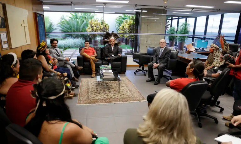 Reunião entre membros da Apib e o ministro Gilmar Mendes, relator do marco temporal