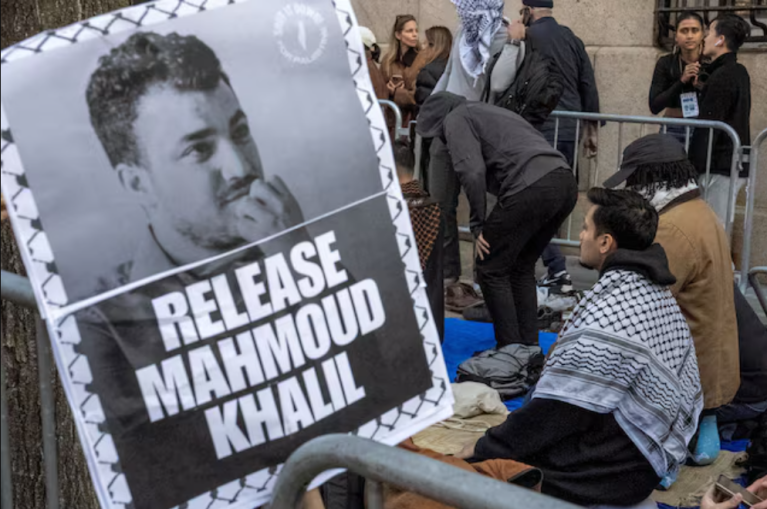 Manifestantes muçulmanos rezam do lado de fora do campus principal da Universidade de Columbia durante uma manifestação para denunciar a prisão de Mahmoud Khalil